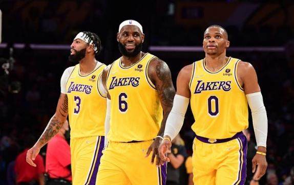 开云体育-巨头合体磨合阵痛不可少 老詹：能解决问题是关键